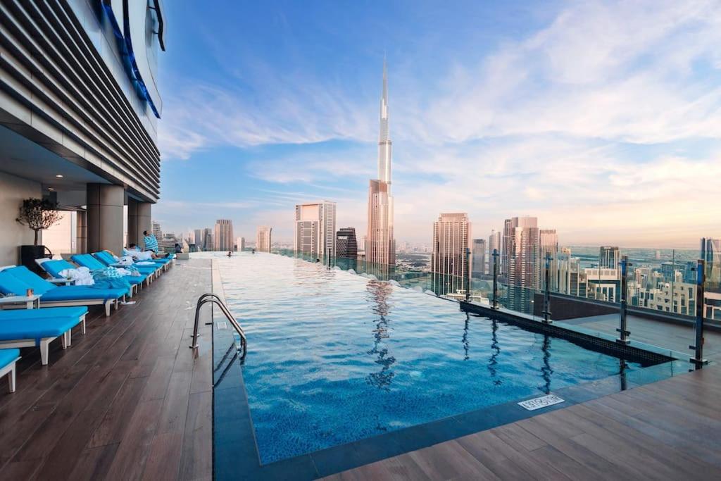 una piscina en la azotea de un edificio con vistas a la ciudad en 5 Stars Living Infinity Pool Burj Khalifa view, en Dubái