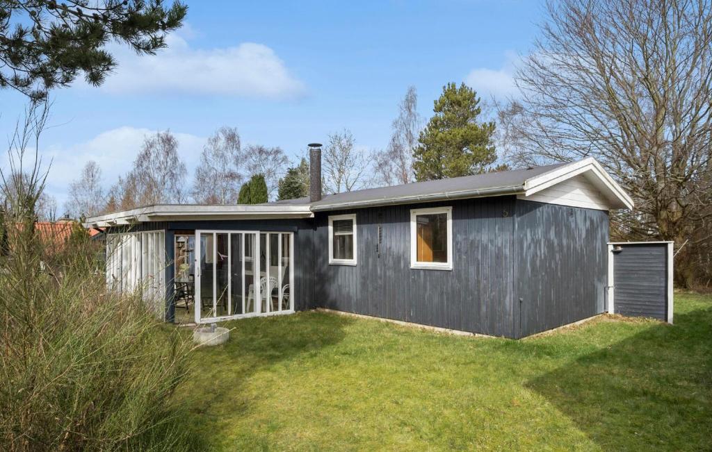 una piccola casa grigia con giardino di 3 Bedroom Gorgeous Home In Kalundborg a Kalundborg