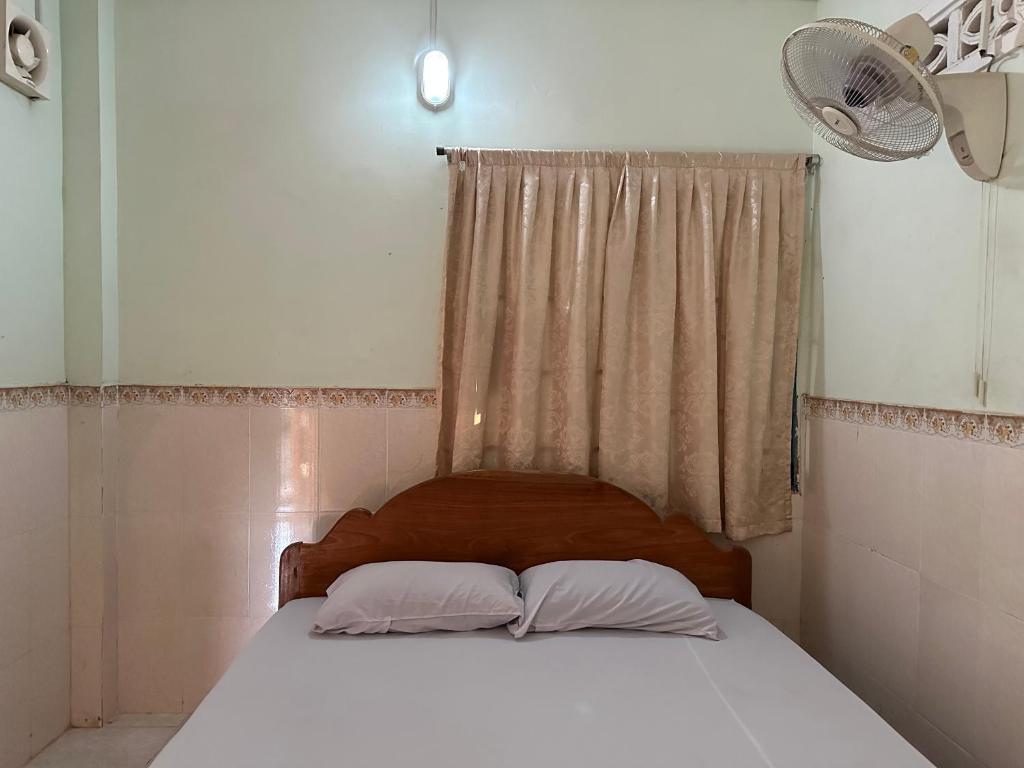 Palm Tree Quest House tesisinde bir odada yatak veya yataklar