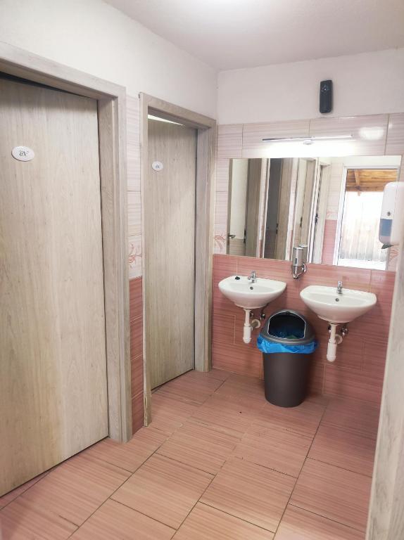 Koupelna v ubytování Pronájem dřevěného mobilheimu Štít