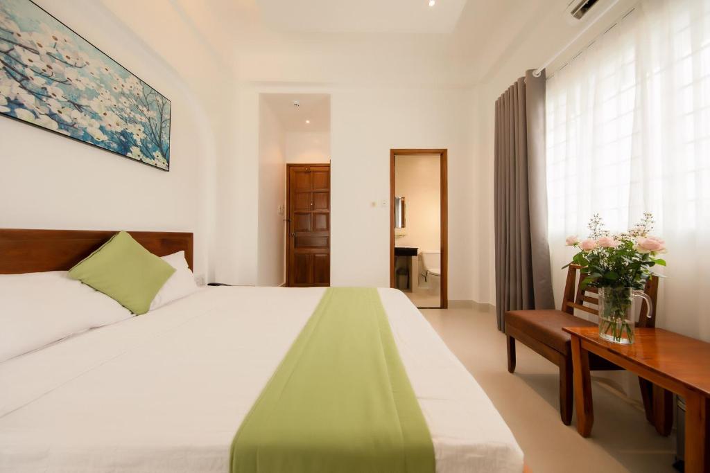 Postel nebo postele na pokoji v ubytování Ngọc Châu Hotel