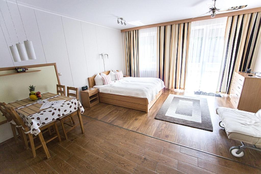 Postel nebo postele na pokoji v ubytování Atmoszféra Apartman