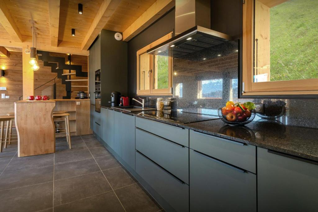 Kuchyň nebo kuchyňský kout v ubytování Chalet Chantalhys - OVO Network