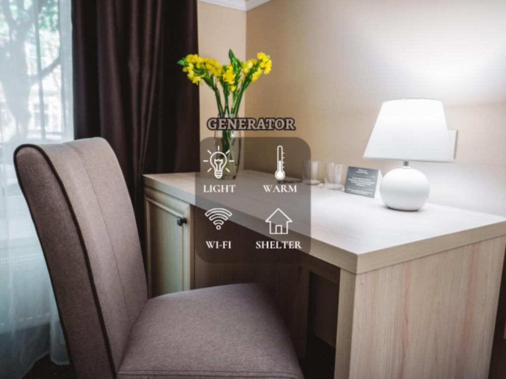 Odessa的住宿－Potemkinn Hotel，一张桌子、一把椅子和花瓶