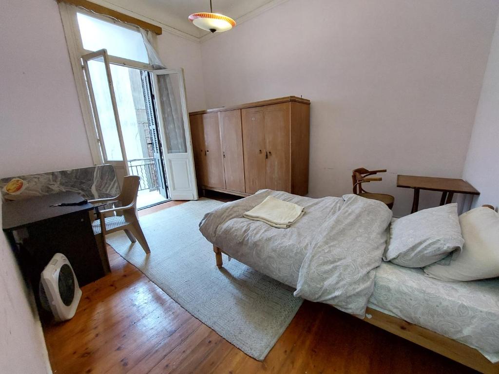 a bedroom with a bed and a desk and a window at ARAB Hostel For Men onlyغرف خاصة للرجال فقط 仅限男士 女士不允许 in Alexandria