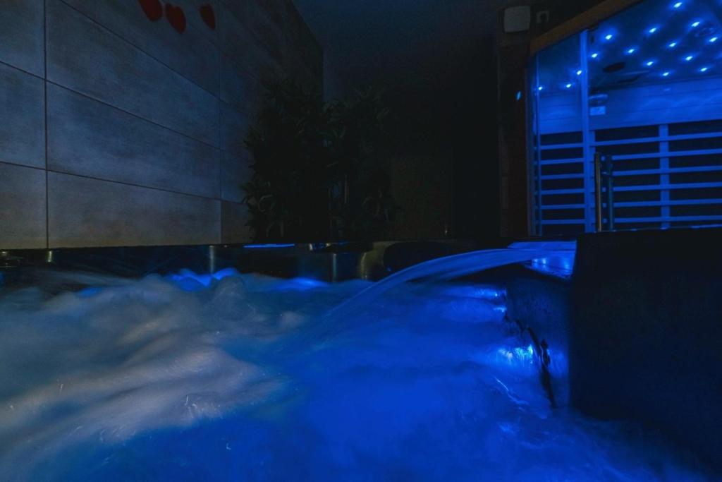 Fotografia z galérie ubytovania Spa appartement O temps suspendu Reims centre sauna et jacuzzi v destinácii Reims