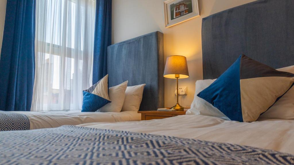 Postel nebo postele na pokoji v ubytování Eccles Townhouse