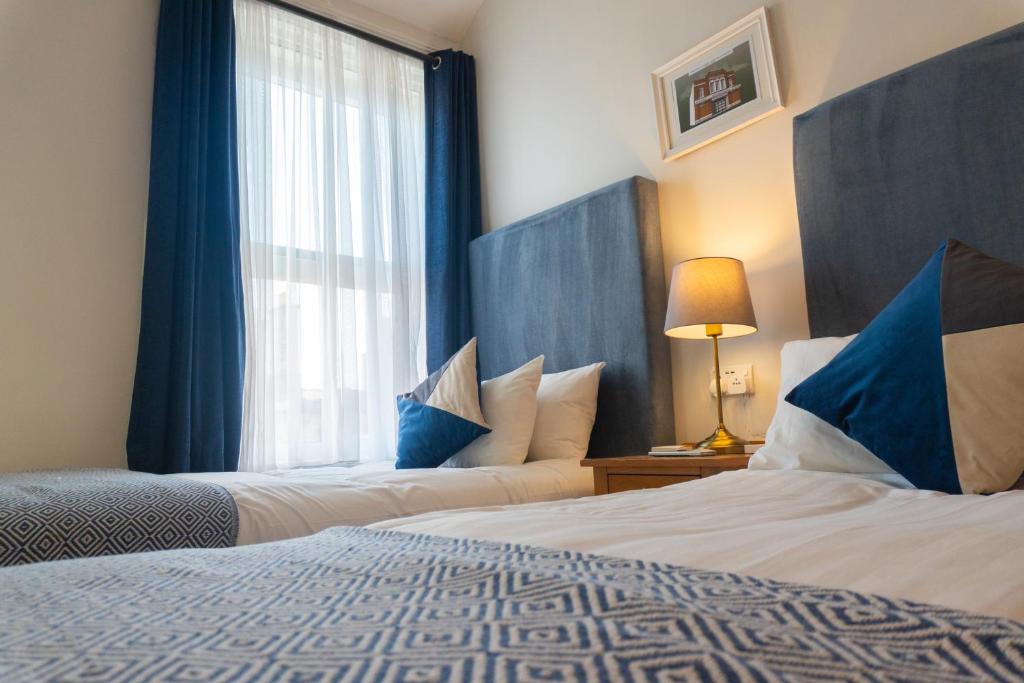 Postel nebo postele na pokoji v ubytování Eccles Townhouse