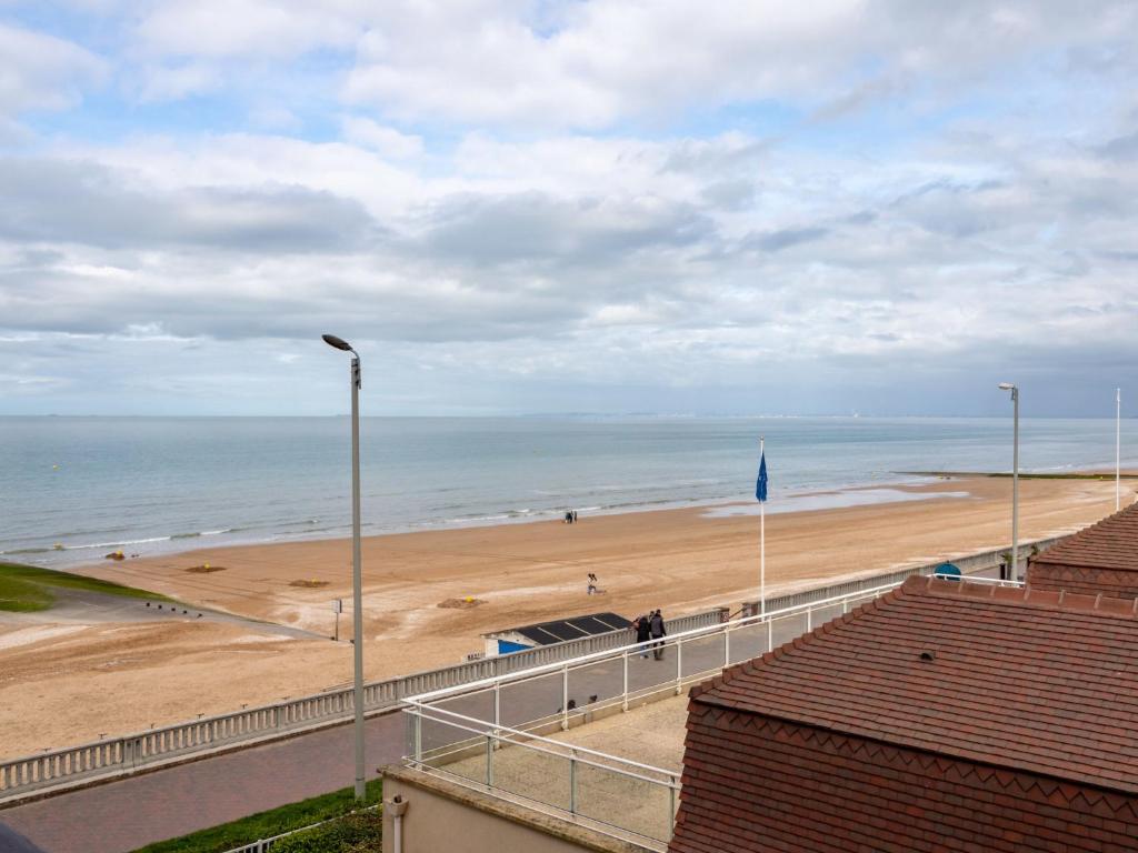 - une vue sur la plage depuis le toit d'un bâtiment dans l'établissement Apartment La Voilerie by Interhome, à Cabourg