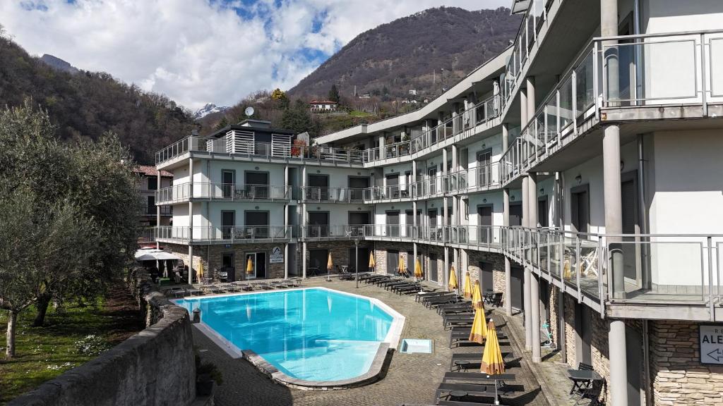 Nespecifikovaný výhled na hory nebo výhled na hory při pohledu z aparthotelu