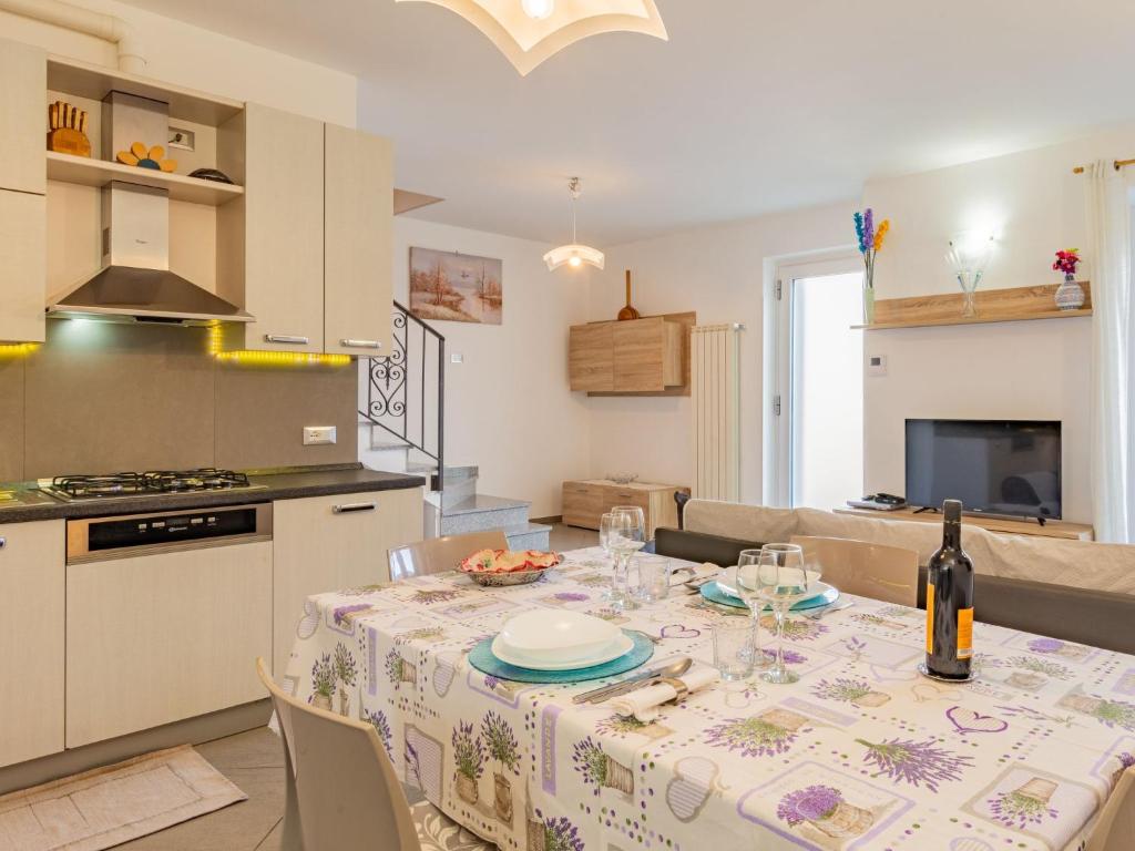 Kuchnia lub aneks kuchenny w obiekcie Holiday Home Carmen by Interhome