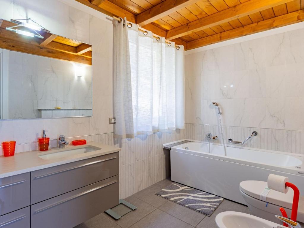 Łazienka w obiekcie Holiday Home Carmen by Interhome