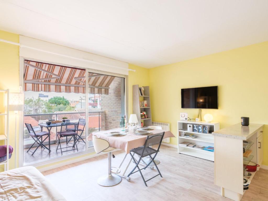 un salon avec une table et des chaises et une cuisine dans l'établissement Apartment Plein Soleil-1 by Interhome, à Arcachon