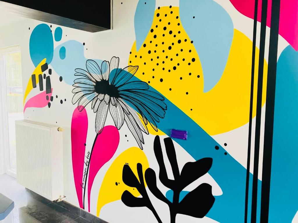 un mural de una flor en una pared en La Maison des bois, 