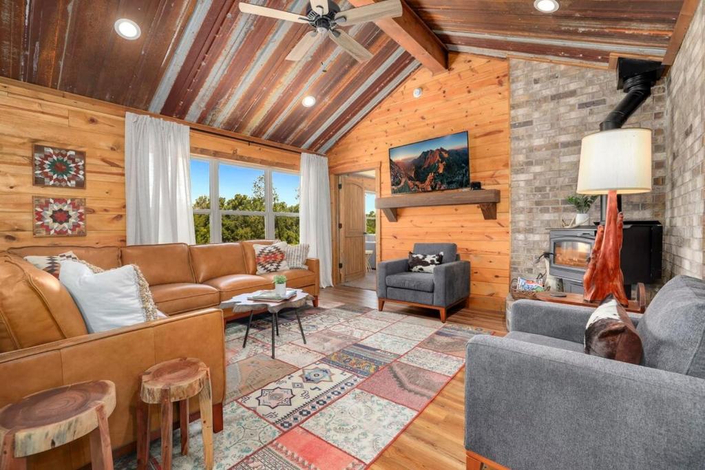 uma sala de estar com um sofá e uma lareira em River Ranch-Secluded Outdoor Oasis em West Siloam Springs