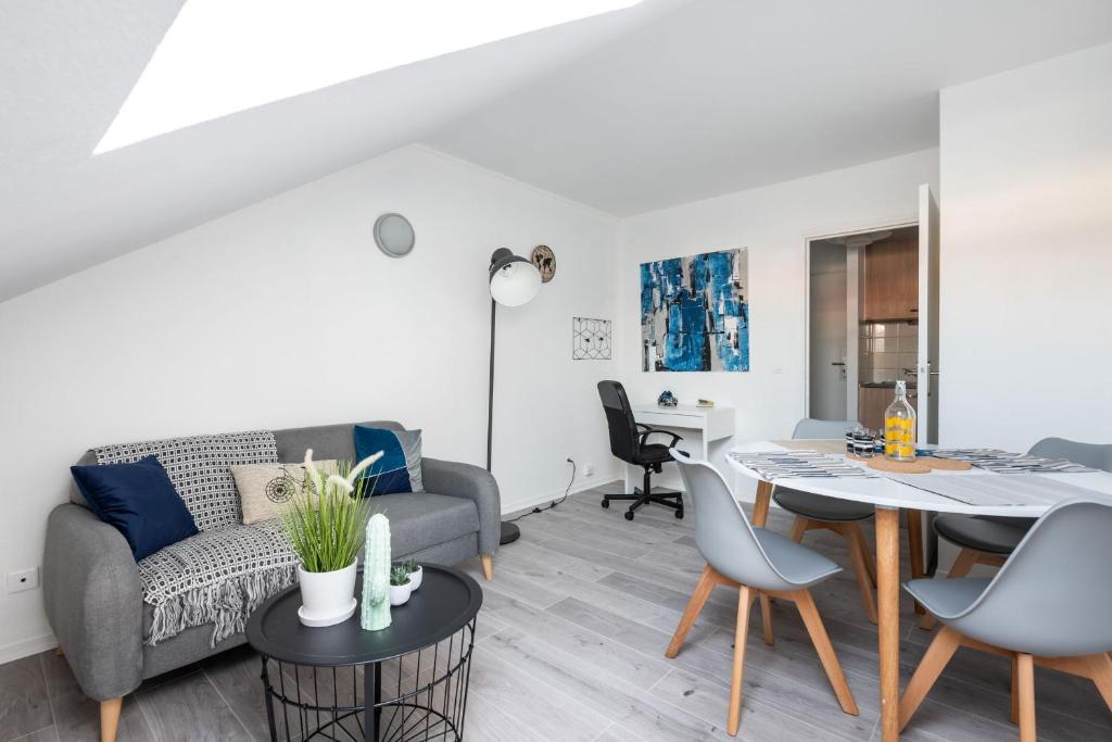 un salon avec un canapé et une table dans l'établissement L’Appartement du Loup Gorge de loup - Lyon, à Lyon