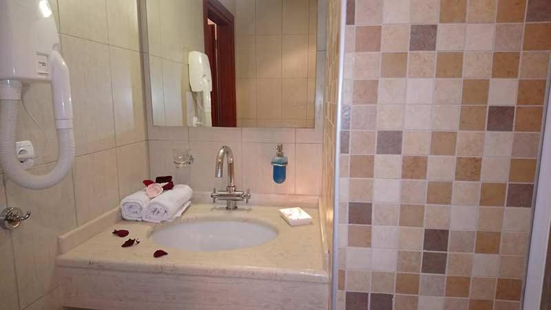 Koupelna v ubytování Philoxenia Hotel