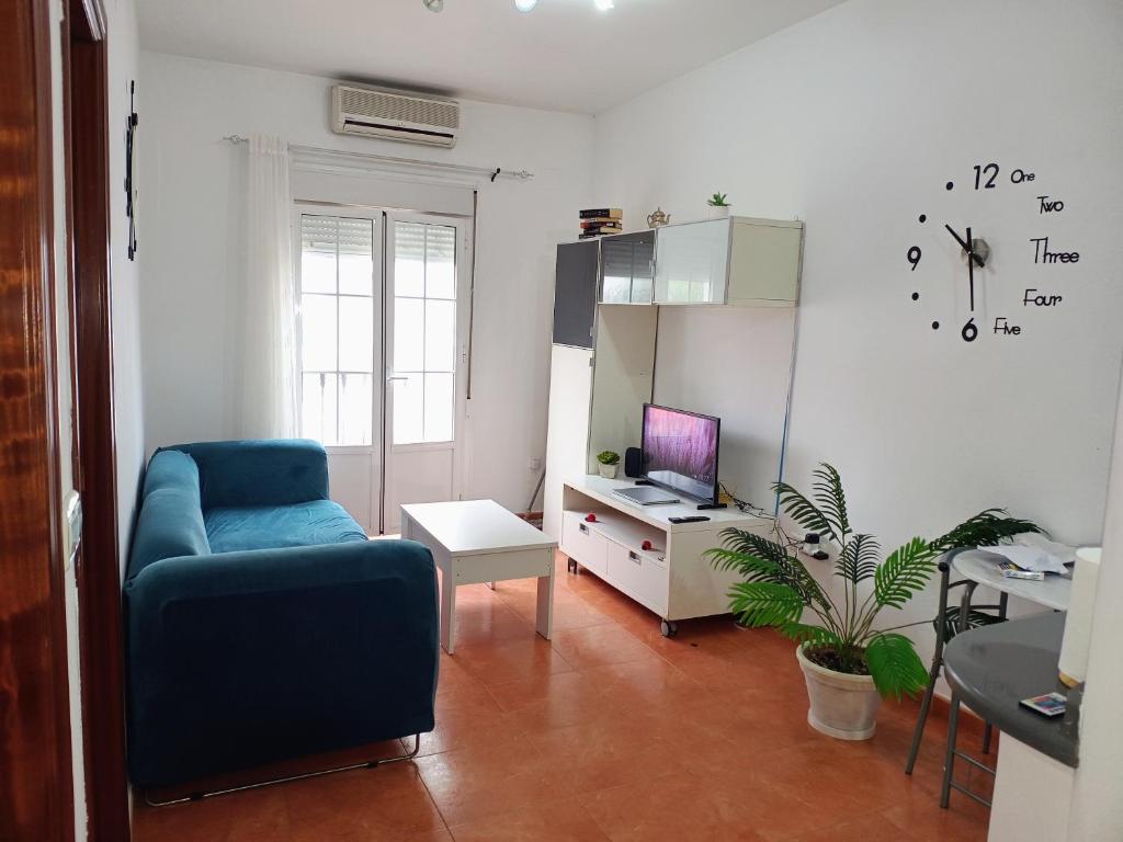 アヤモンテにあるApartamento 1 dormitorioのリビングルーム(青い椅子、テレビ付)