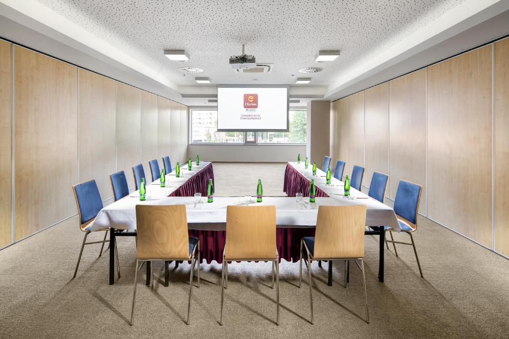a conference room with a long table and chairs at Clarion Congress Hotel České Budějovice in České Budějovice