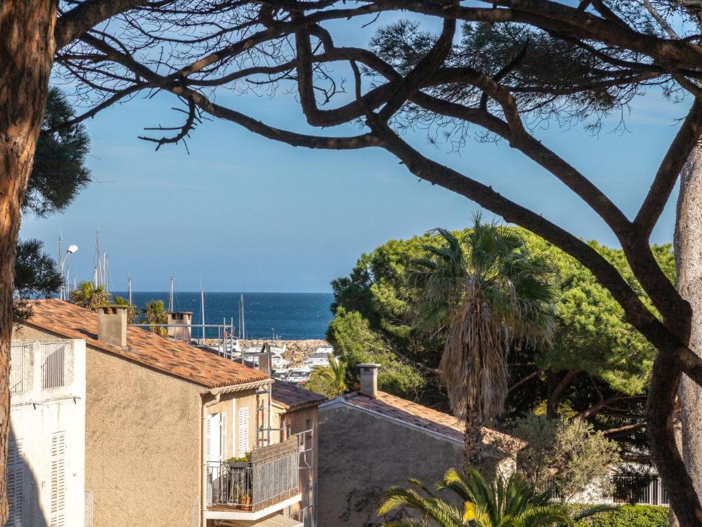 une vue sur l'océan depuis une maison dans l'établissement Apartment Bateau Blanc by Interhome, à Hyères