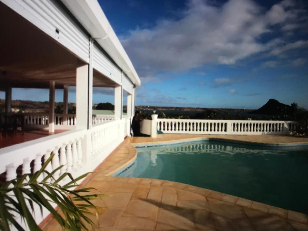 a swimming pool on the side of a house at La villa chez Ingrid in Antsiakambony