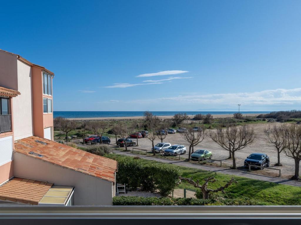 - une vue sur un parking avec des voitures dans l'établissement Apartment Les Balcons de la Méditerranée-37 by Interhome, à Narbonne-Plage