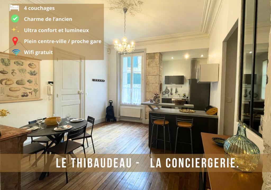une cuisine avec une table et une salle à manger dans l'établissement Le Thibaudeau, à Poitiers