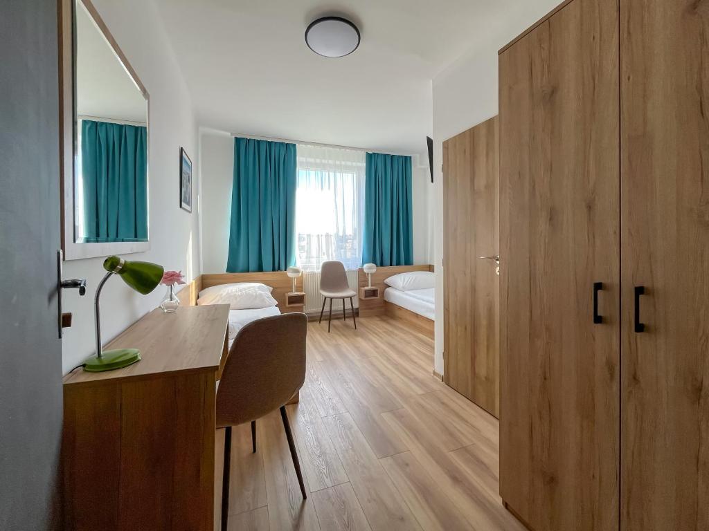 - un salon avec une chambre et un salon avec un lit dans l'établissement AM Motel, à Rimavská Sobota