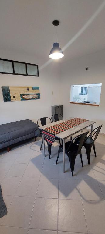 salon ze stołem i kanapą w obiekcie Los Maitenes 888 w mieście Chos Malal