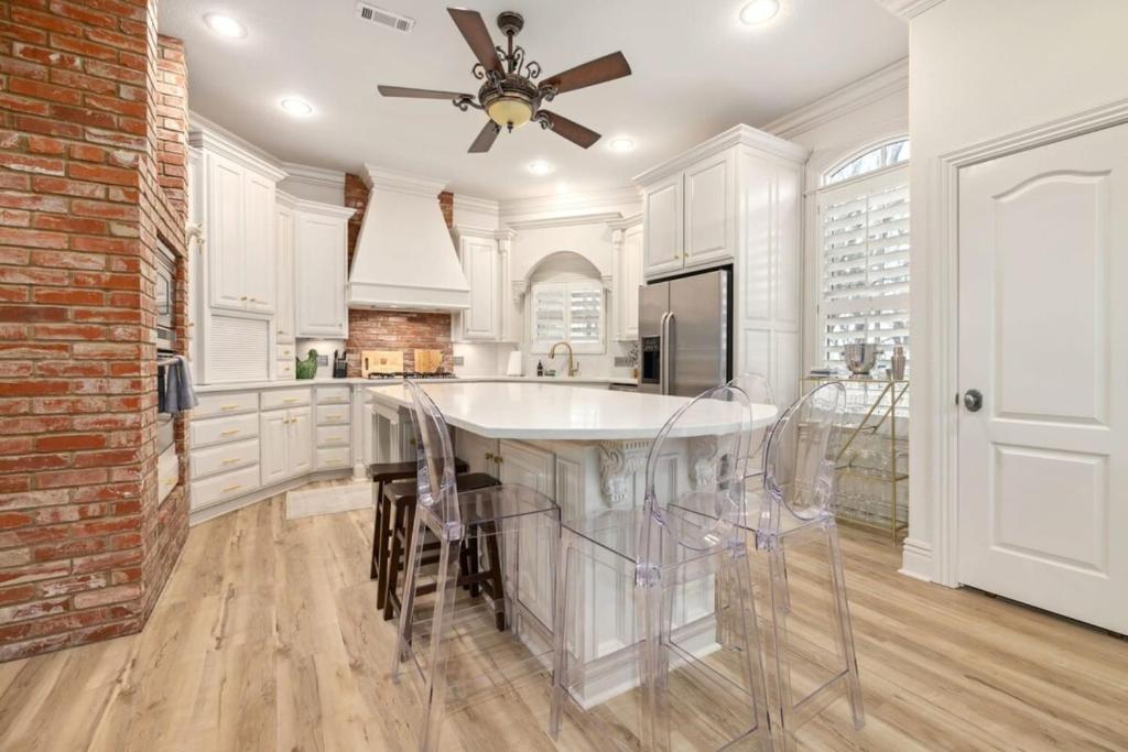 una cucina con armadi bianchi e un ventilatore a soffitto di Rock The Block-Walk 1 block to DT Square a Fayetteville