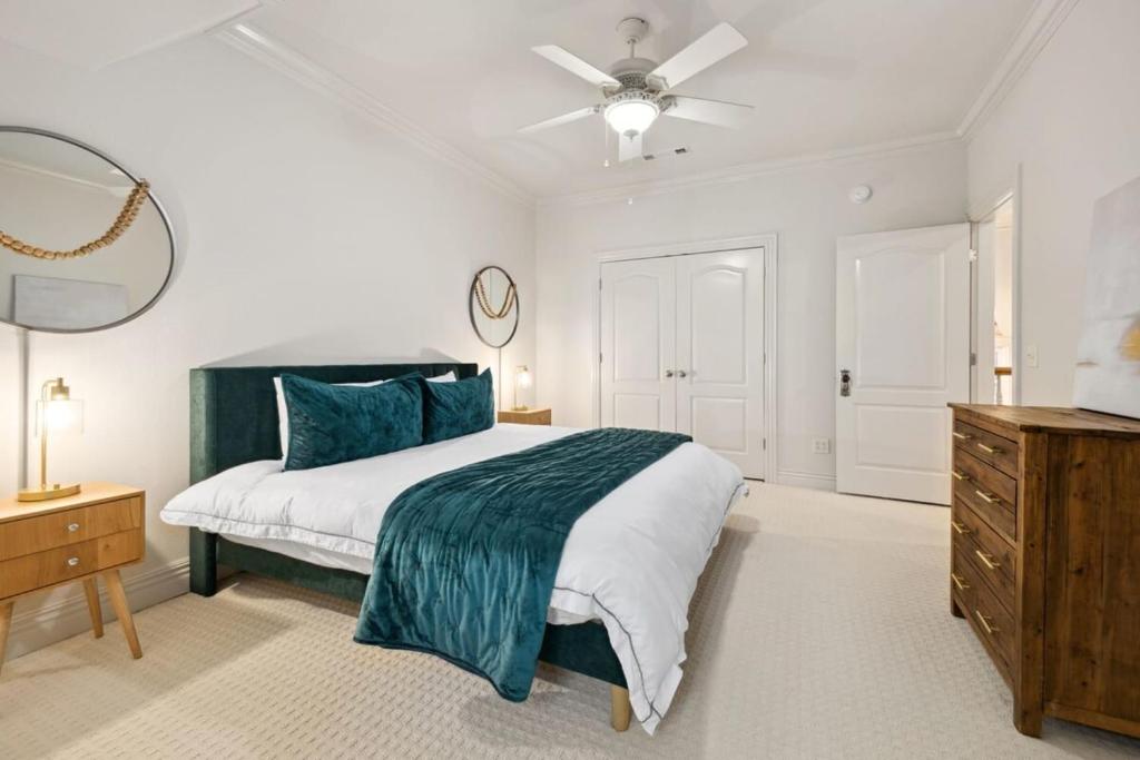 una camera con letto e ventilatore a soffitto di Rock The Block-Walk 1 block to DT Square a Fayetteville