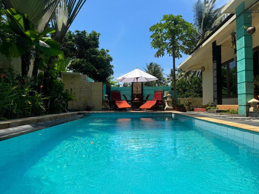 Superb family friendly villa with pool and only 500 metres from beach tesisinde veya buraya yakın yüzme havuzu