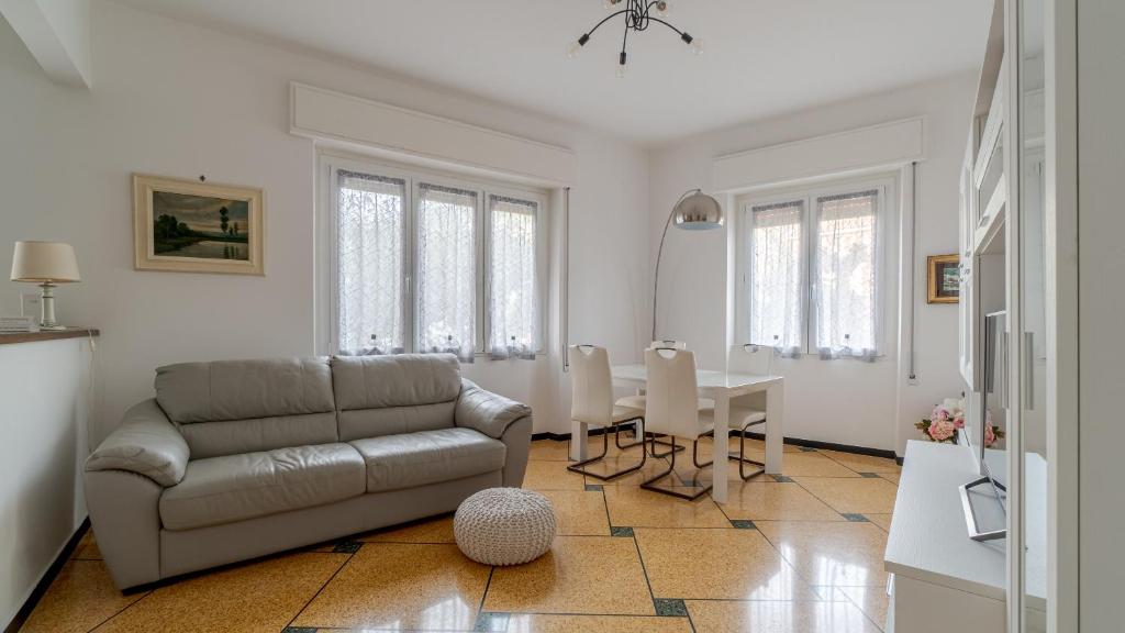 uma sala de estar com um sofá e uma mesa em Italianway - Betti 46 em Rapallo
