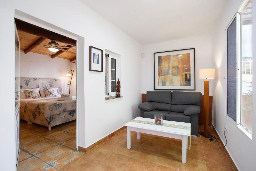 a living room with a couch and a table at Minipiso Tejina de Isora in Guía de Isora