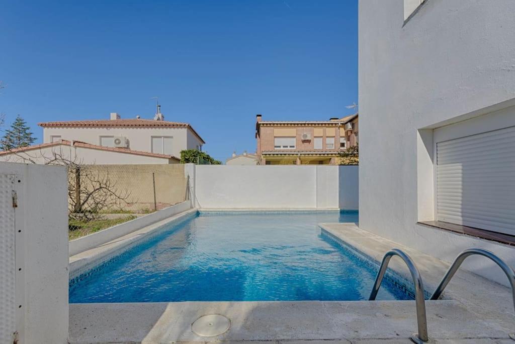 Amplio y luminoso apartamento con piscina Planta 0 N1 - Three-Bedroom Apartment