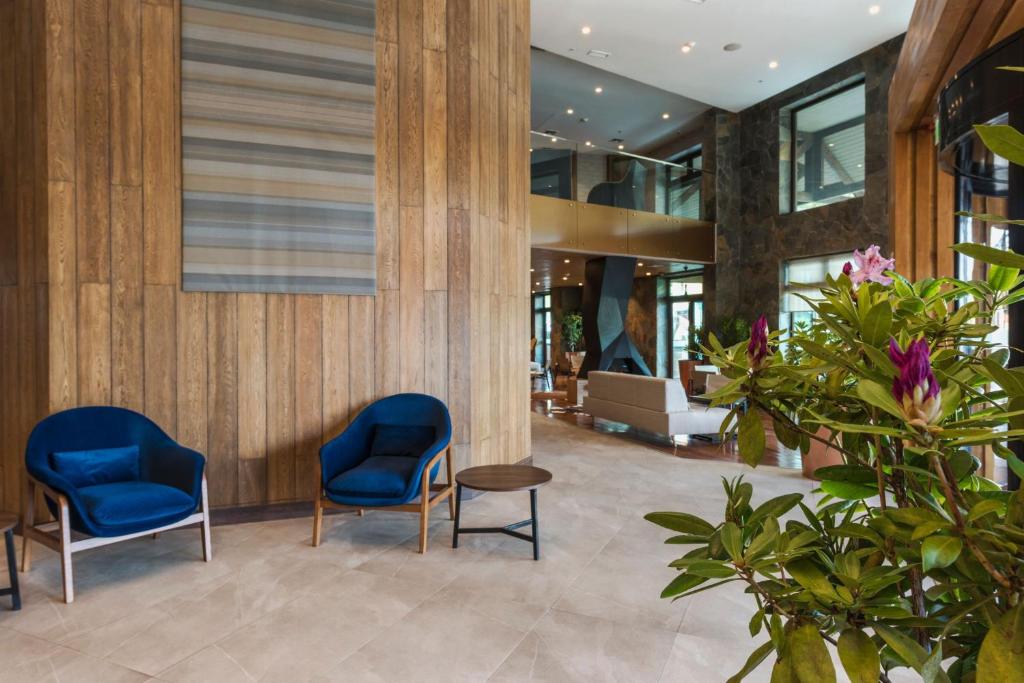 Posezení v ubytování Courtyard by Marriott Puerto Montt
