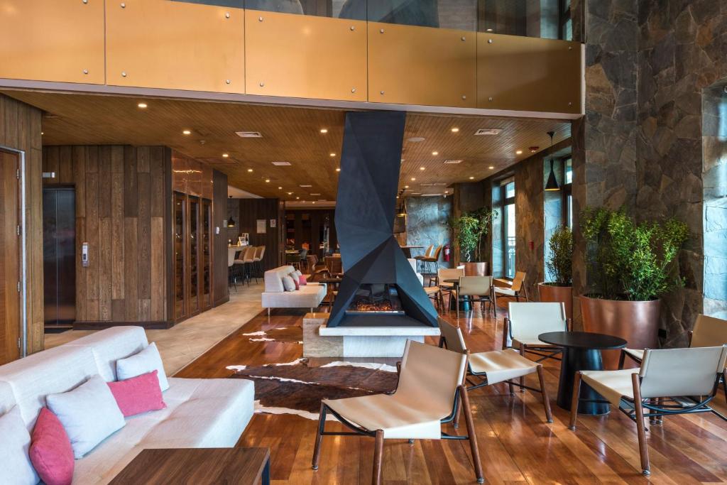 Posezení v ubytování Courtyard by Marriott Puerto Montt