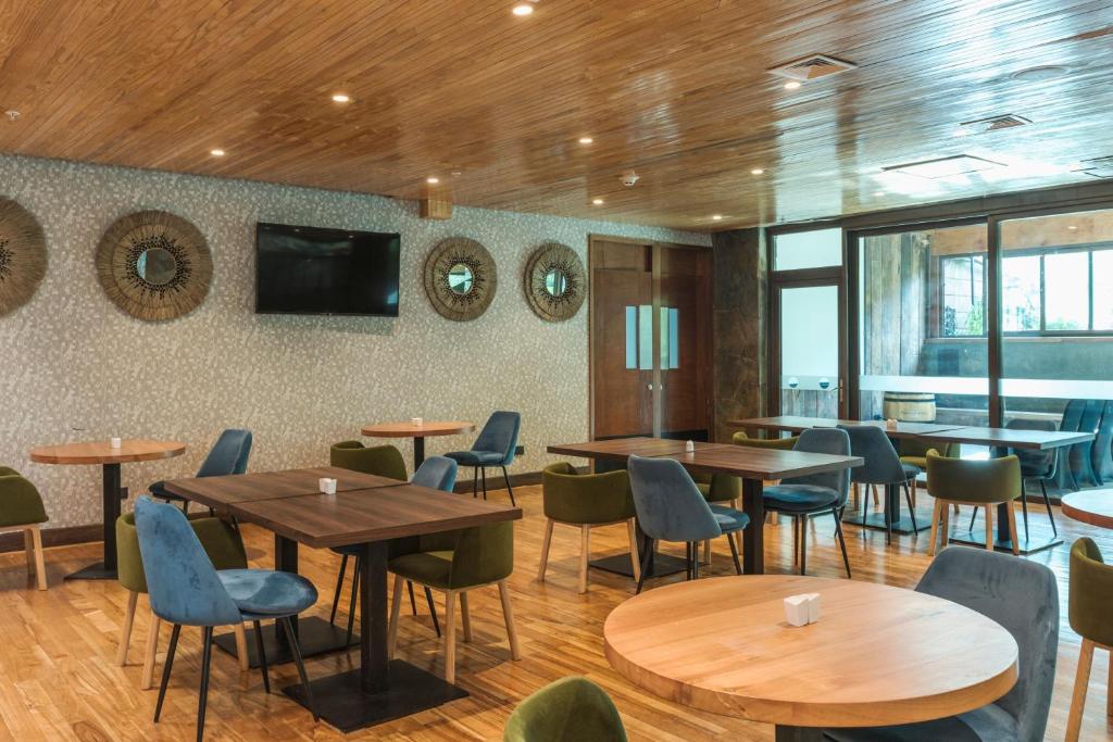 Posezení v ubytování Courtyard by Marriott Puerto Montt