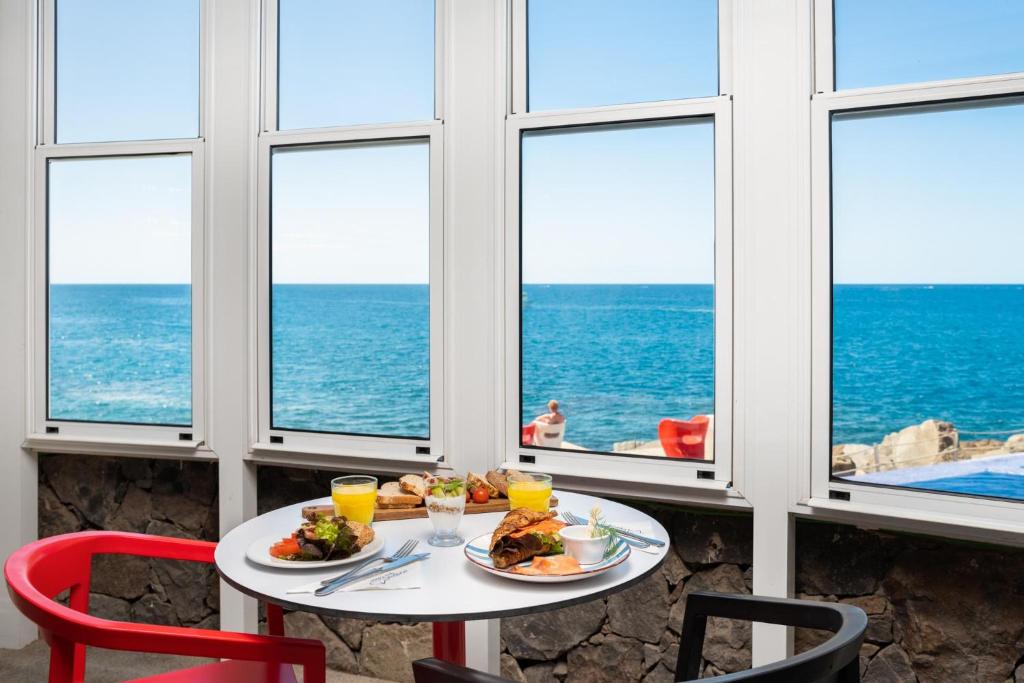 A general sea view or a sea view taken from az apartmanhoteleket