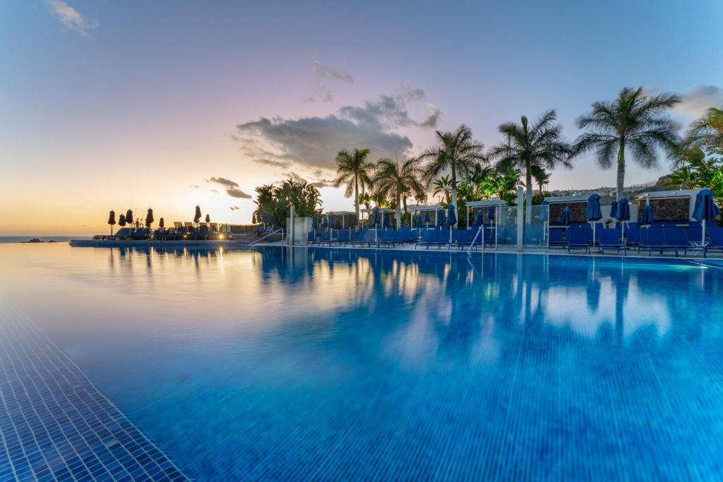 The swimming pool at or close to Marina Suites Gran Canaria