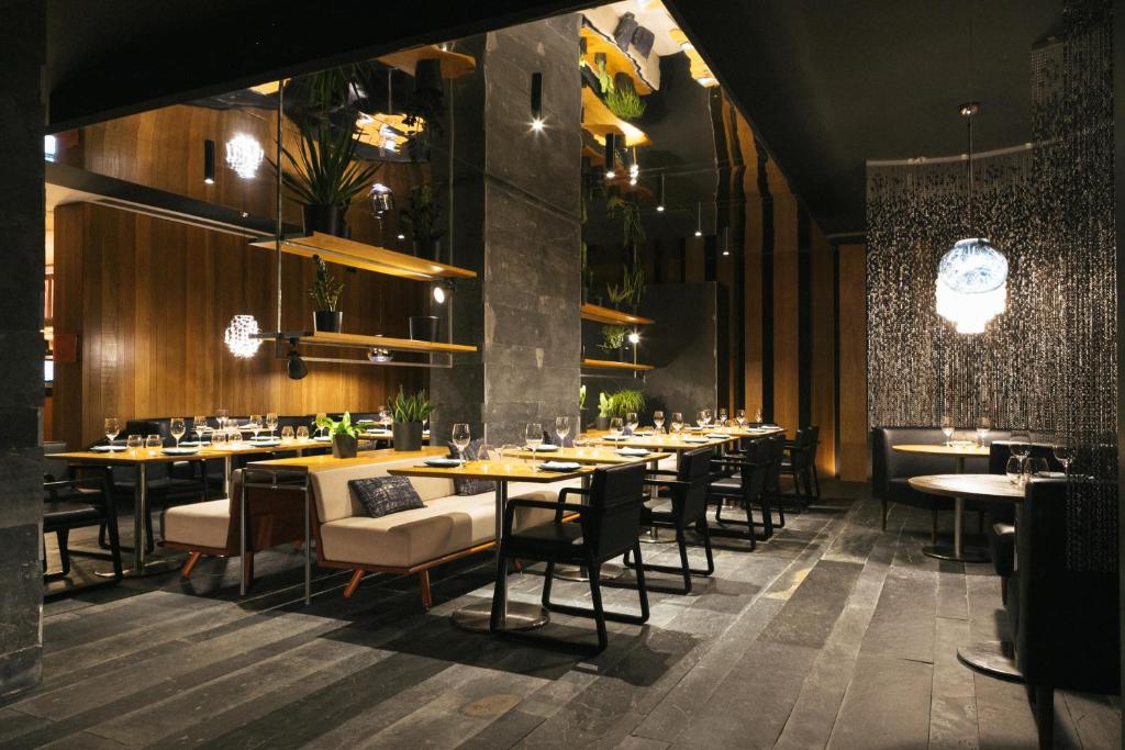 Reštaurácia alebo iné gastronomické zariadenie v ubytovaní Salobre Hotel Resort & Serenity