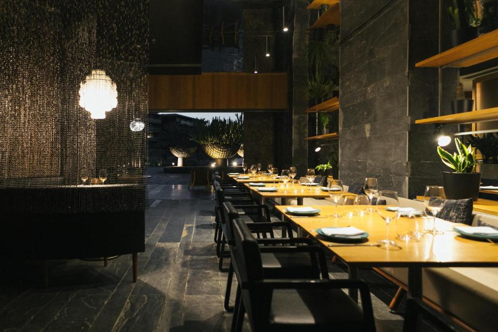 Reštaurácia alebo iné gastronomické zariadenie v ubytovaní Salobre Hotel Resort & Serenity
