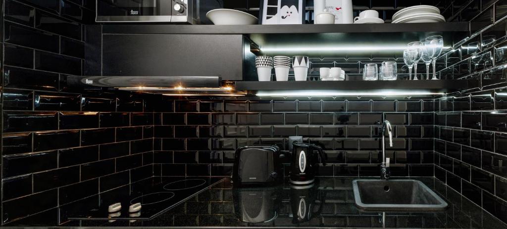 A kitchen or kitchenette at Gold By Marina - Adults only