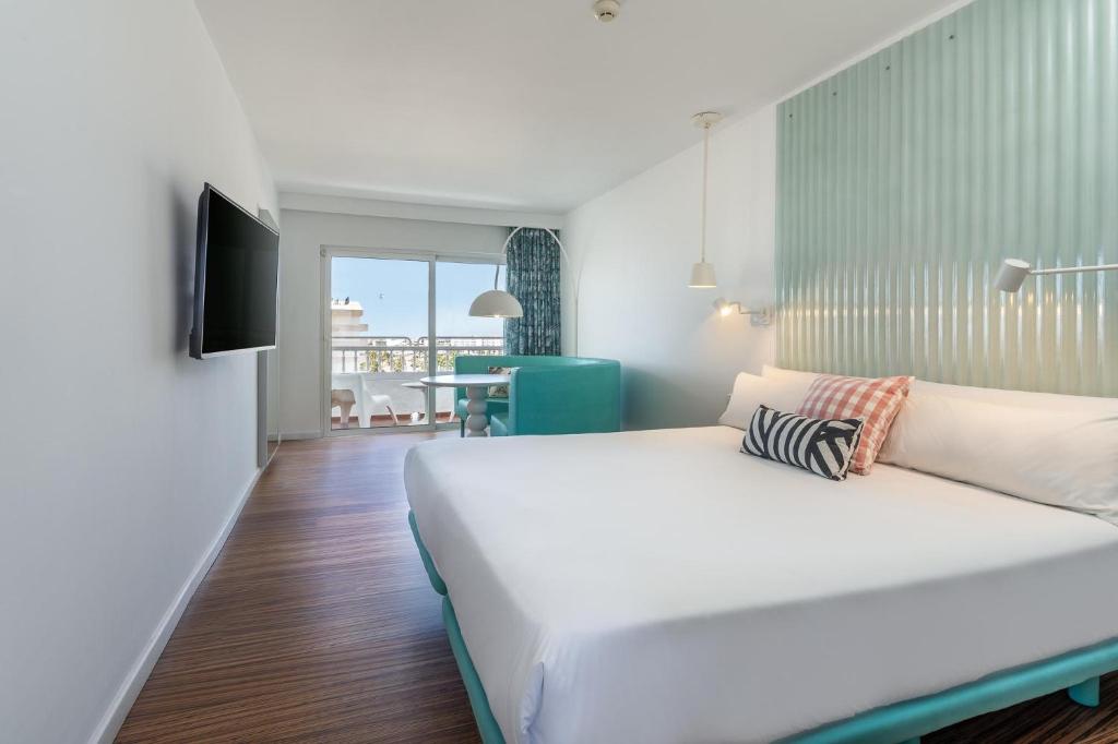 A bed or beds in a room at Gold By Marina - Adults only