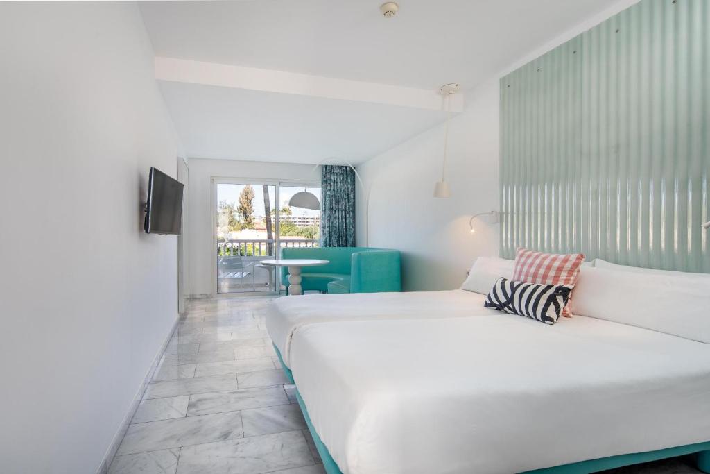 A bed or beds in a room at Gold By Marina - Adults only