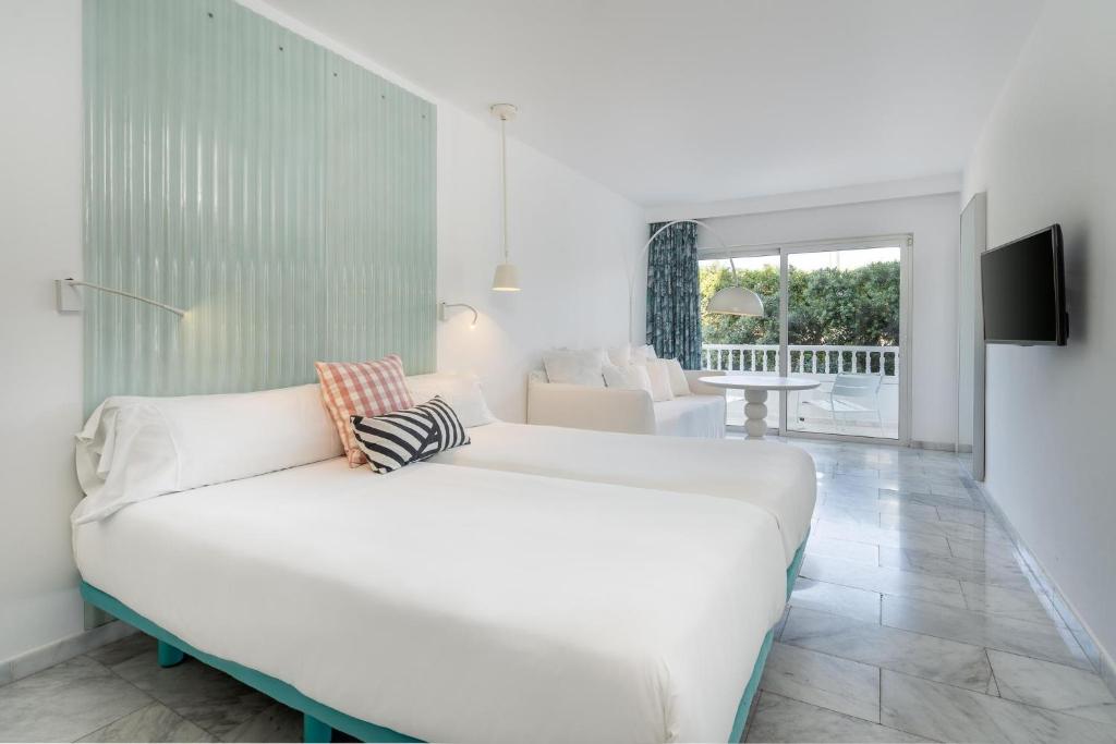 A bed or beds in a room at Gold By Marina - Adults only
