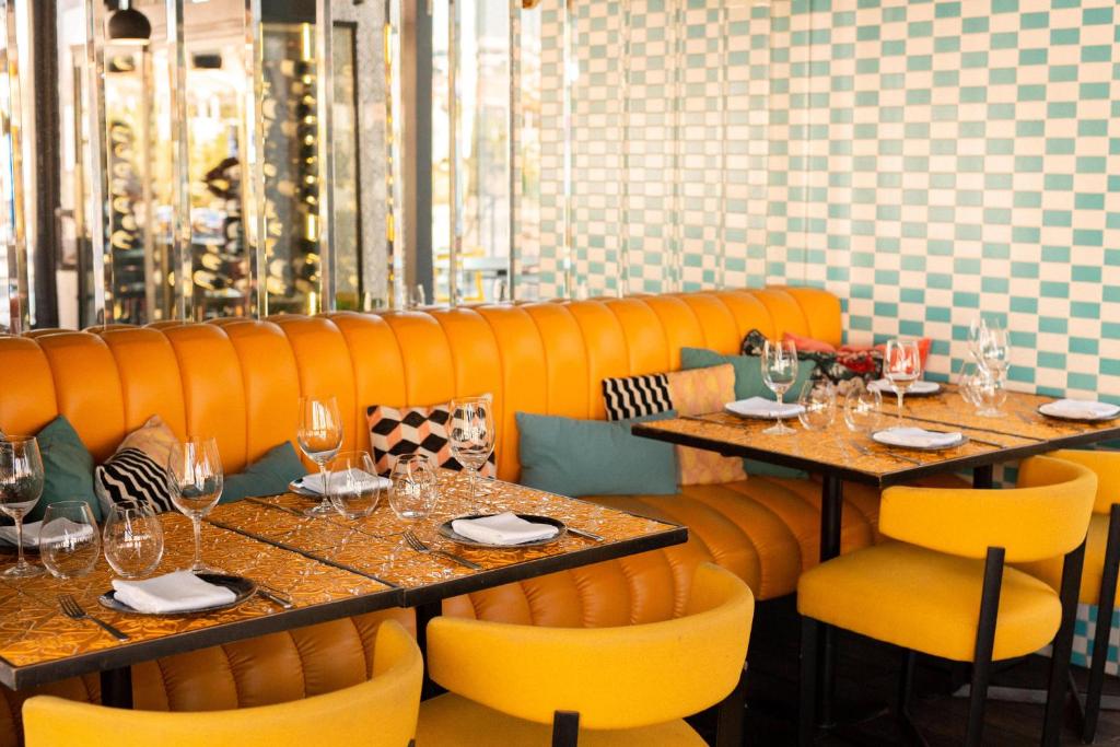 A seating area at Gold By Marina - Adults only
