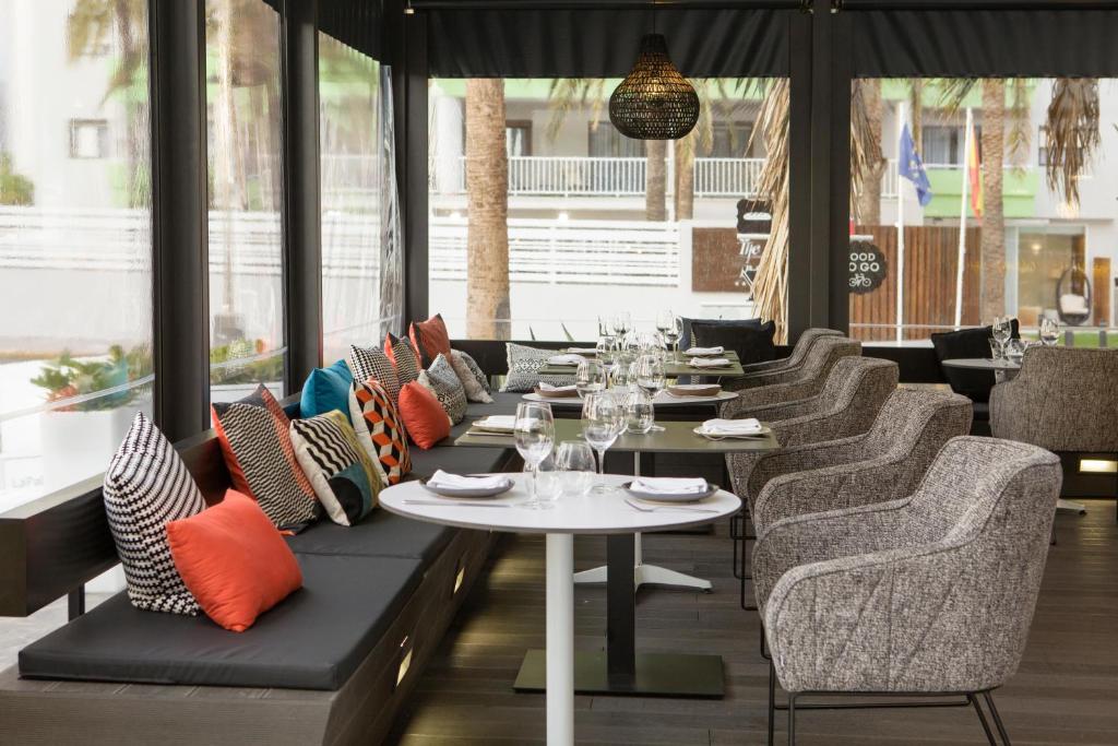 A seating area at Gold By Marina - Adults only