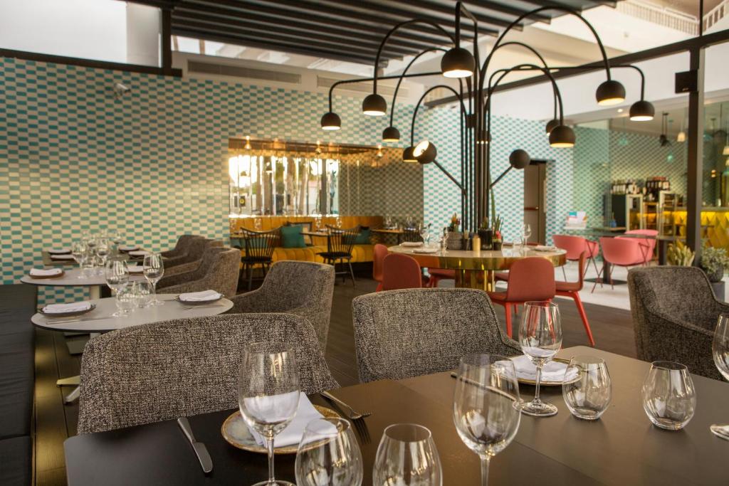 A seating area at Gold By Marina - Adults only