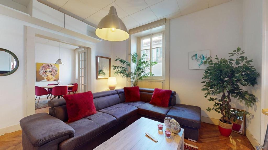 een woonkamer met een bank en een tafel bij Authentic apartment in the heart of Vevey in Vevey